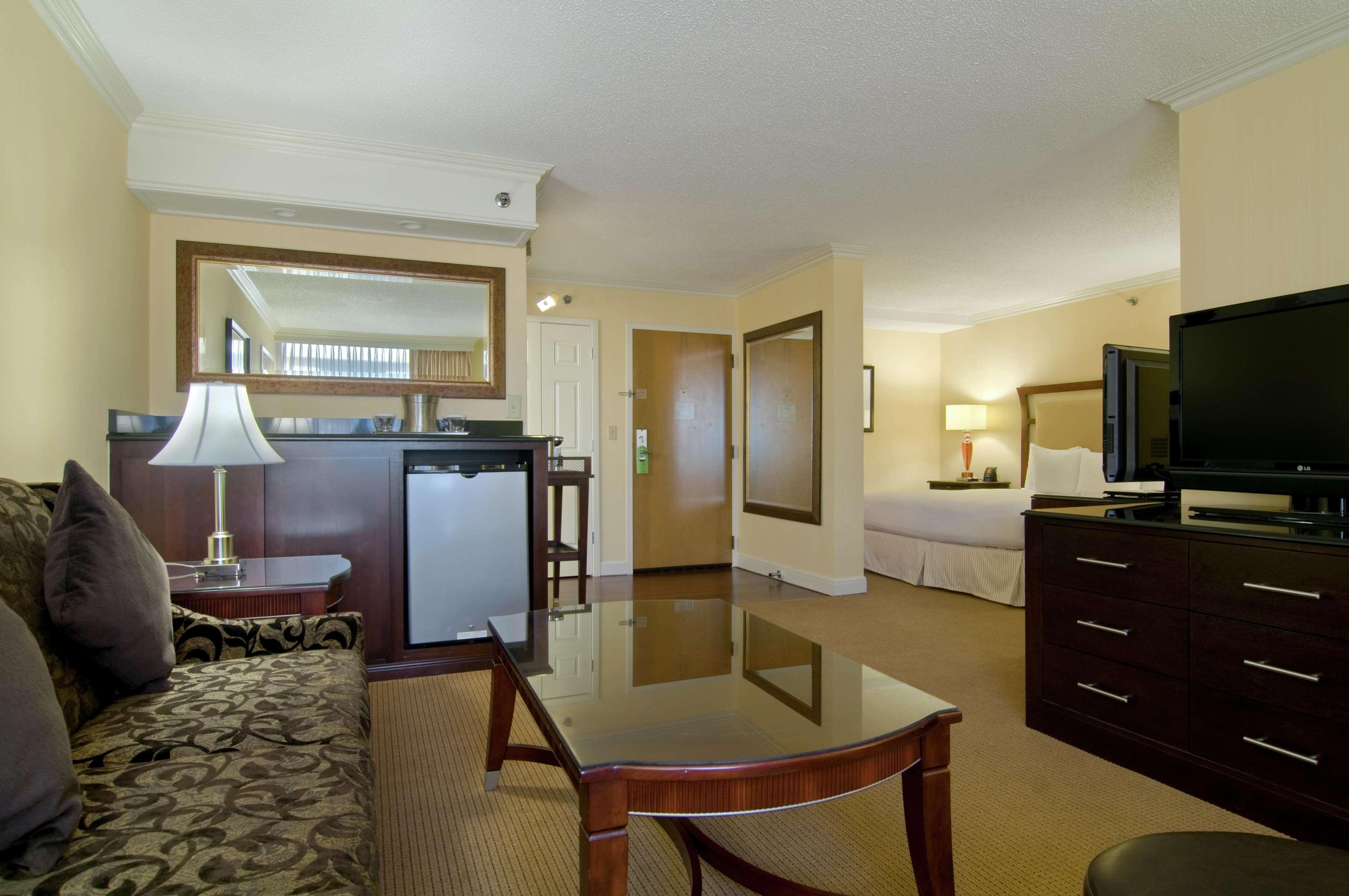 Готель Hilton Raleigh North Hills Екстер'єр фото