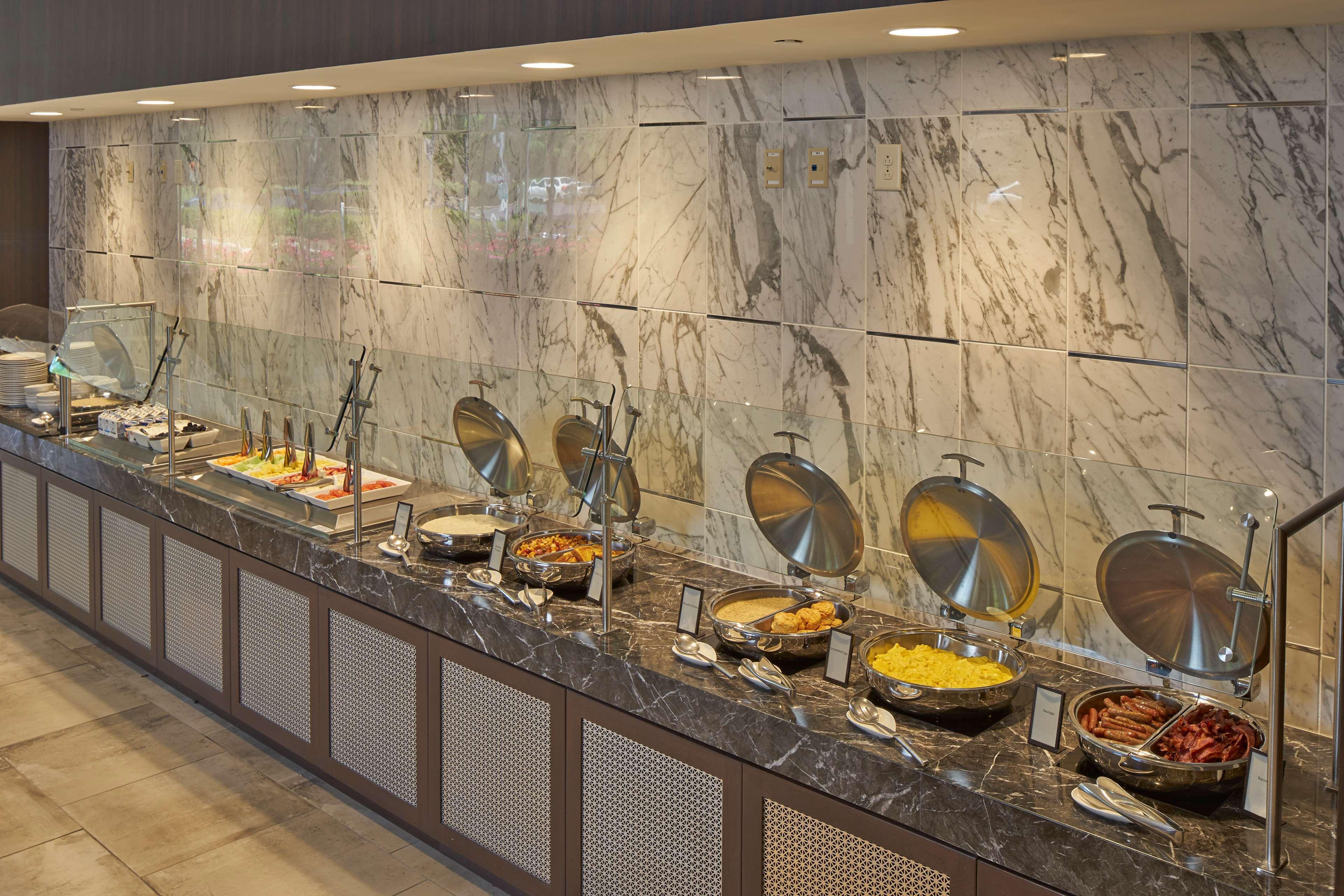 Готель Hilton Raleigh North Hills Ресторан фото