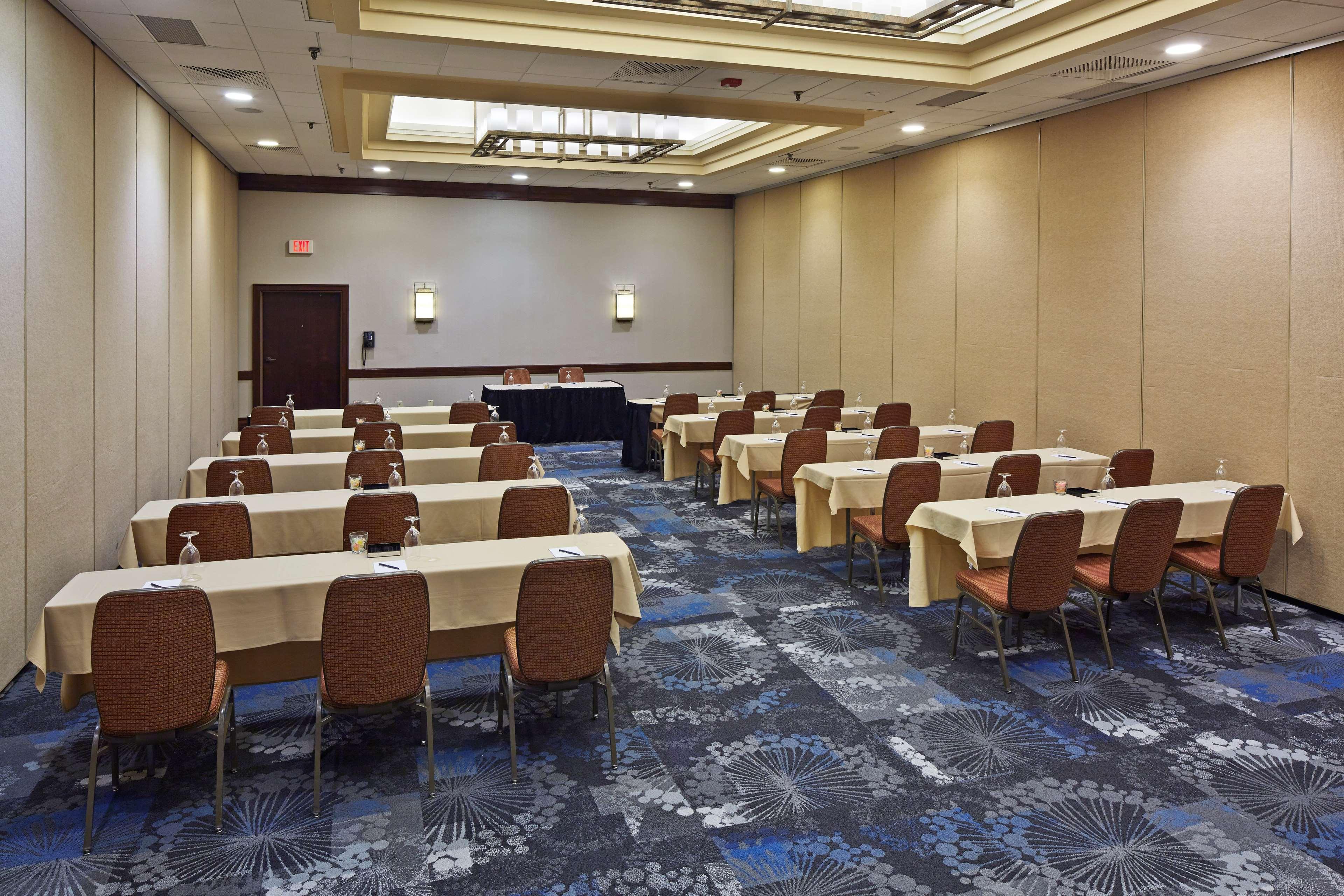 Готель Hilton Raleigh North Hills Екстер'єр фото