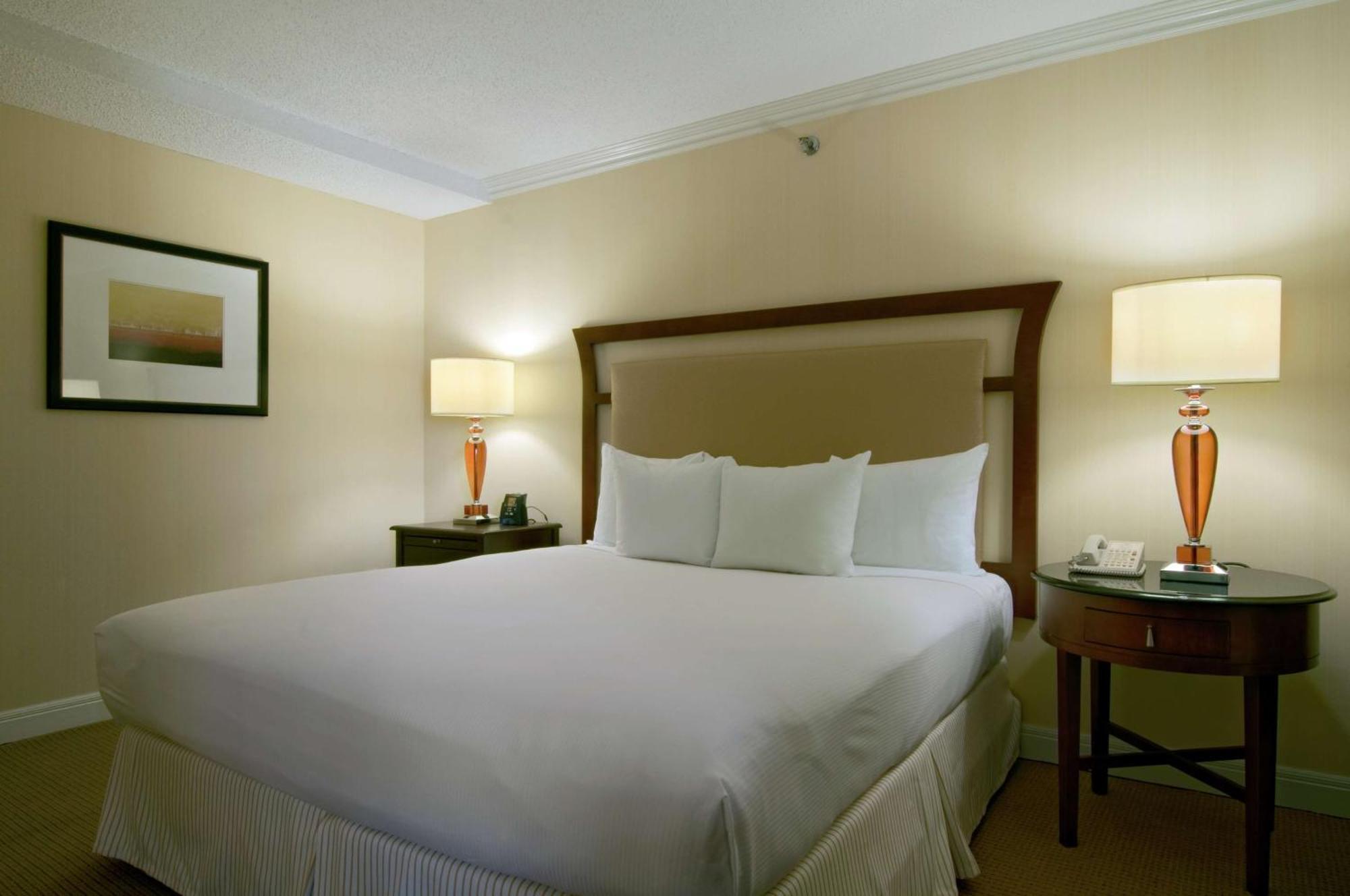 Готель Hilton Raleigh North Hills Екстер'єр фото